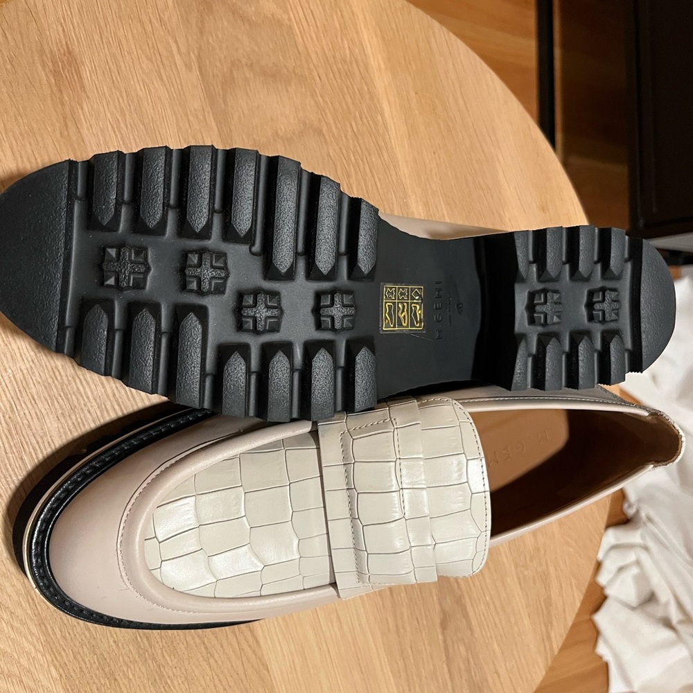 Elegant Women's Cream and Black Loafers